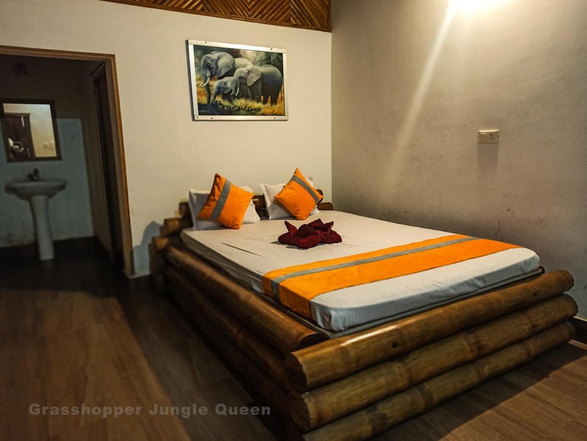 Grasshopper Jungle Queen Resort Chalsa ภายนอก รูปภาพ