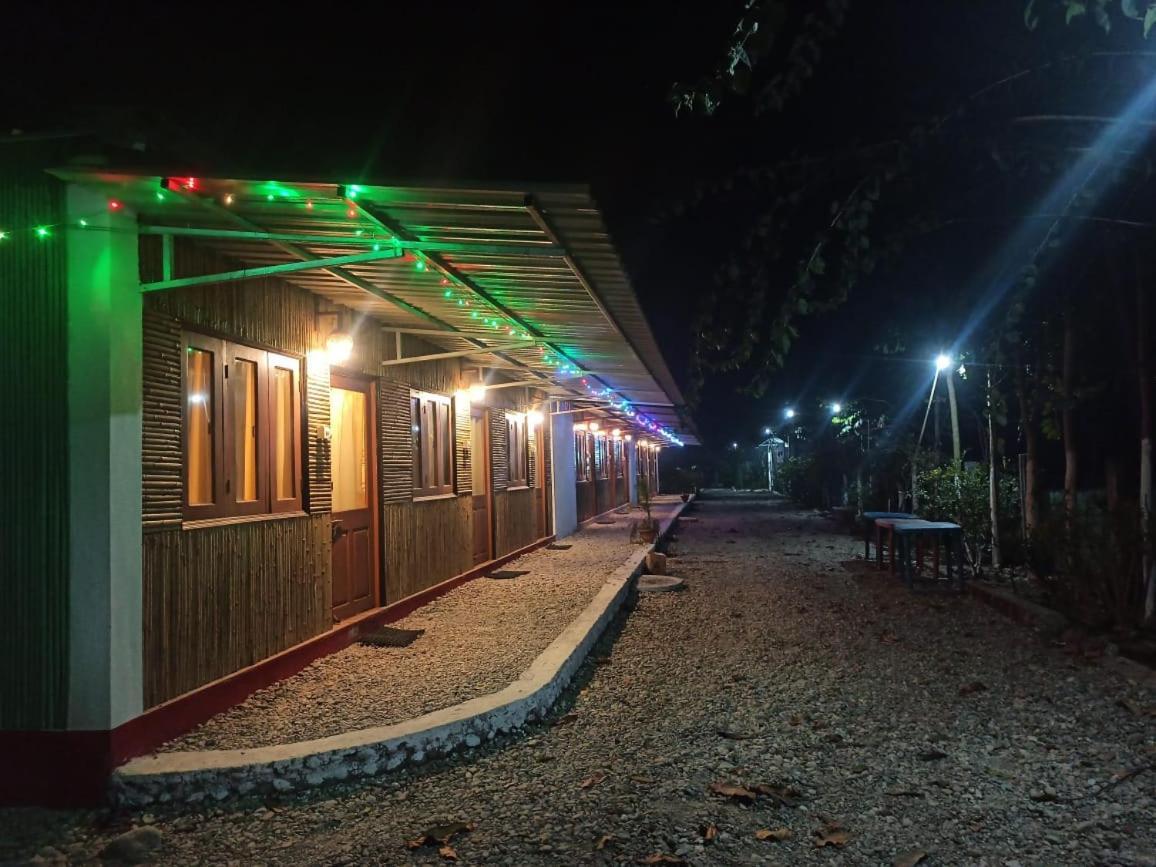 Grasshopper Jungle Queen Resort Chalsa ภายนอก รูปภาพ