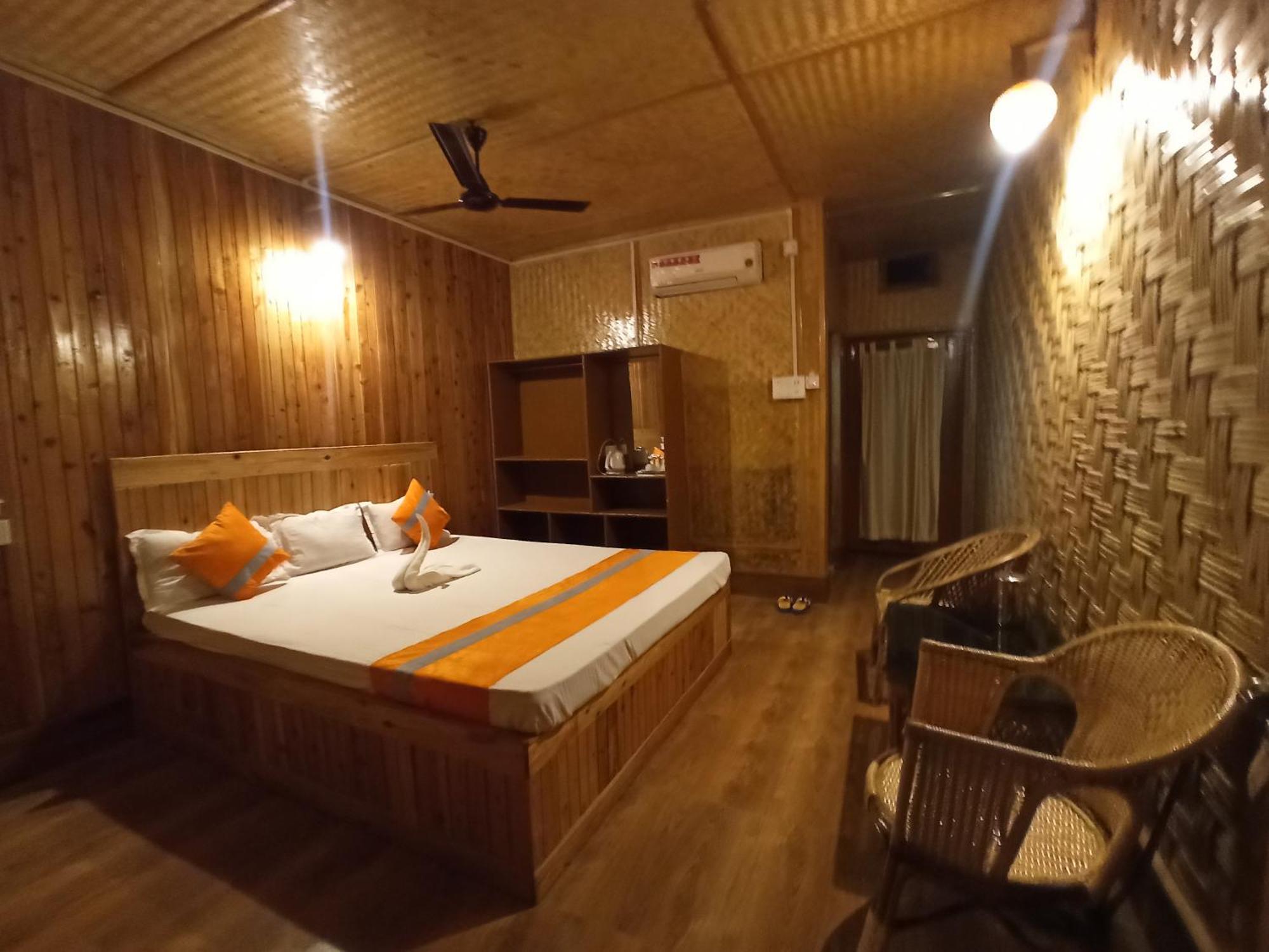 Grasshopper Jungle Queen Resort Chalsa ภายนอก รูปภาพ