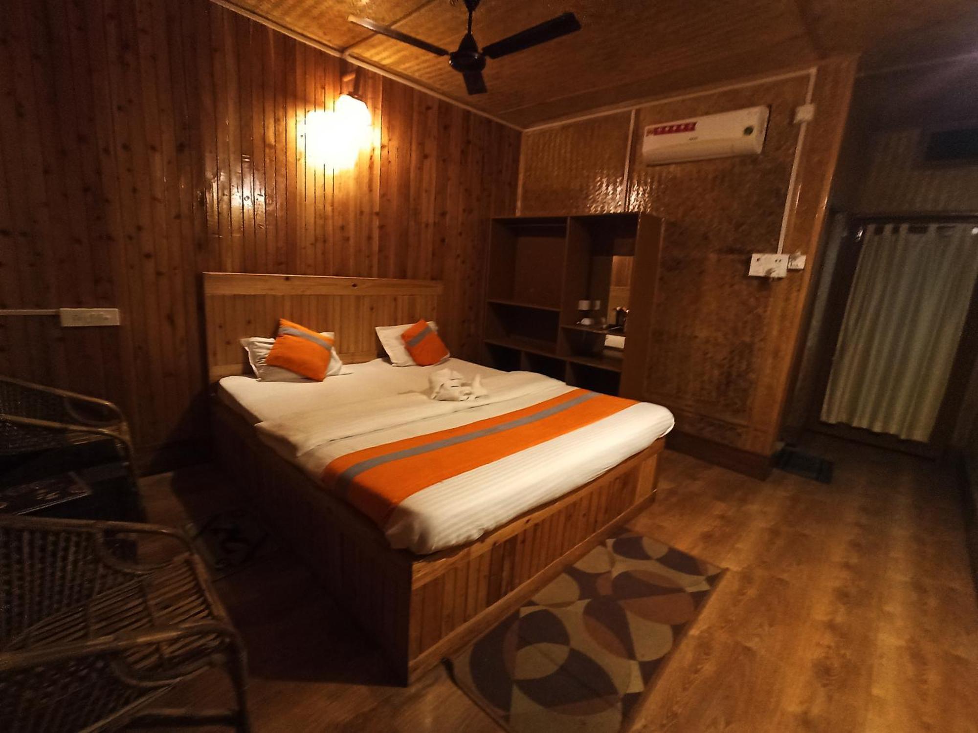 Grasshopper Jungle Queen Resort Chalsa ภายนอก รูปภาพ