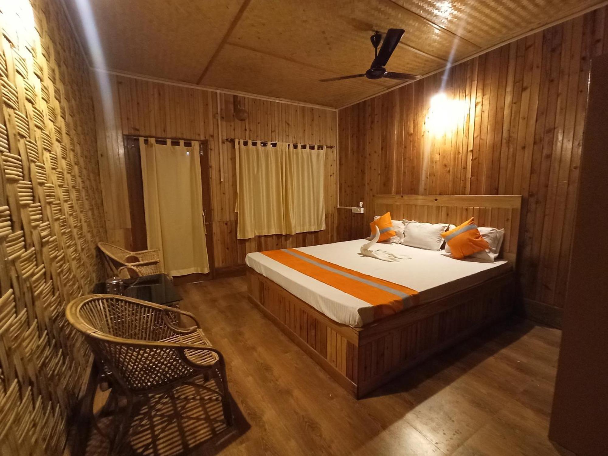 Grasshopper Jungle Queen Resort Chalsa ภายนอก รูปภาพ