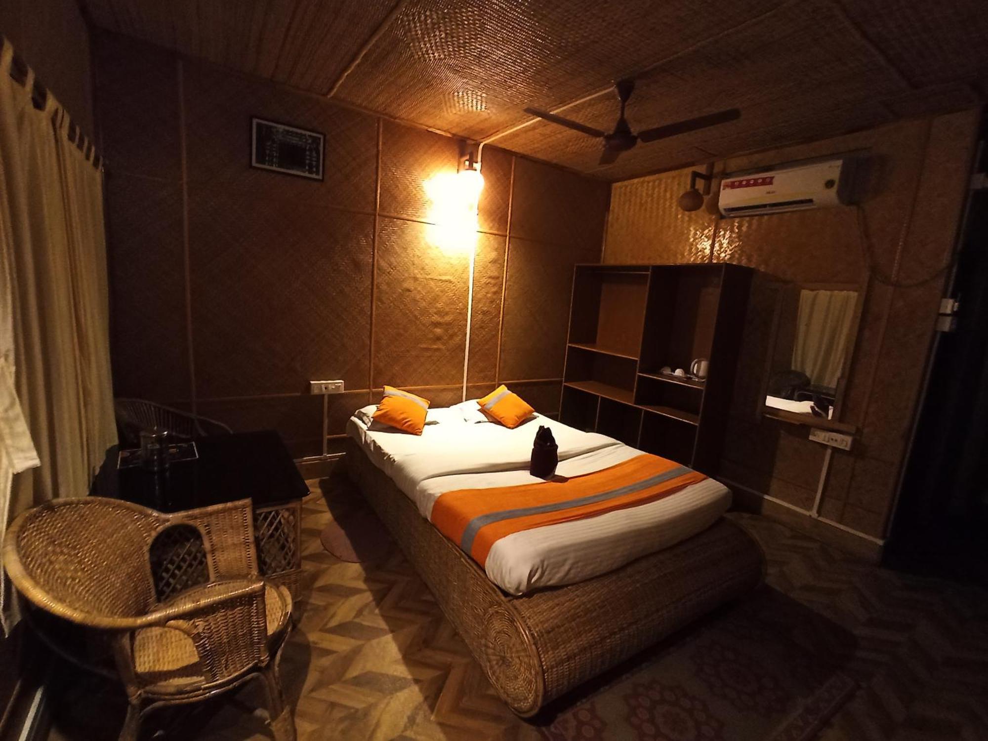 Grasshopper Jungle Queen Resort Chalsa ภายนอก รูปภาพ